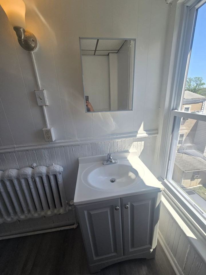 450 W Maple St - Photo 5 of 7