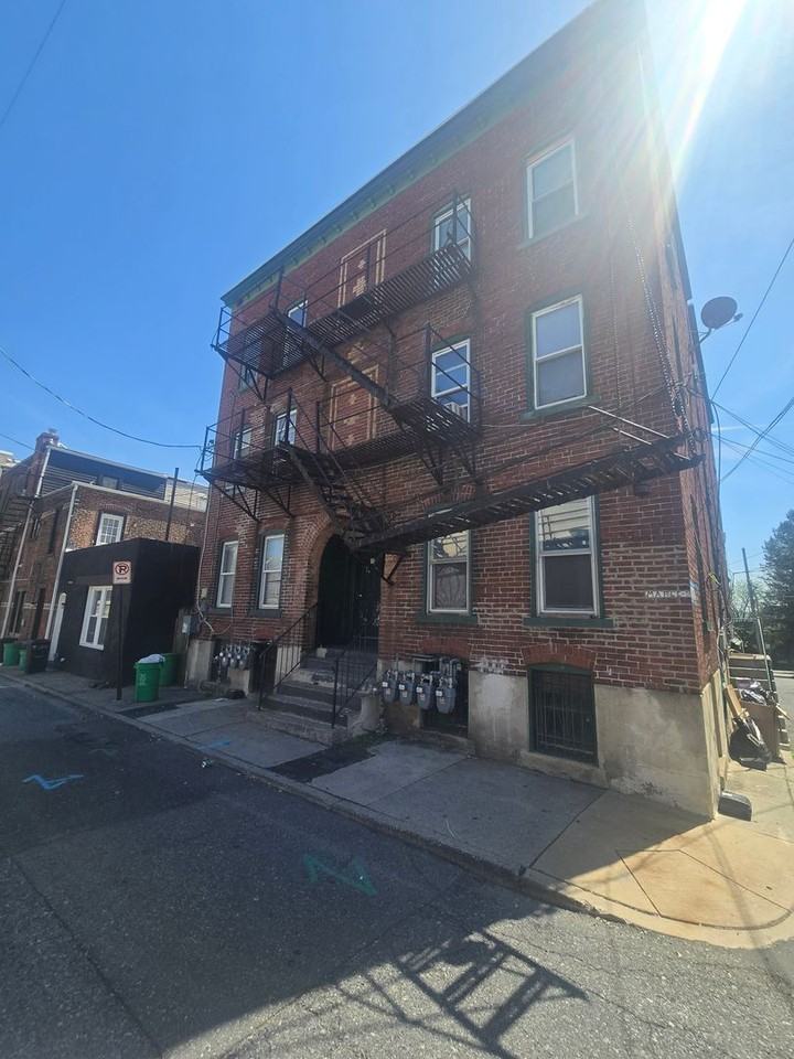 450 W Maple St - Photo 7 of 7