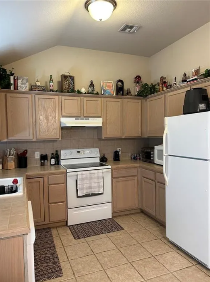 802 Beaumont Sq - Photo 2 of 4