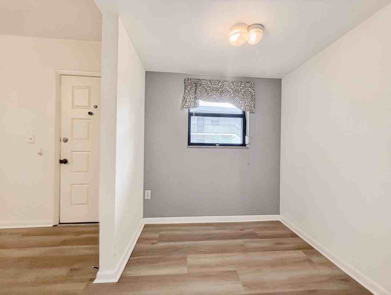 1701 Courtyard Way - Photo 5 of 32