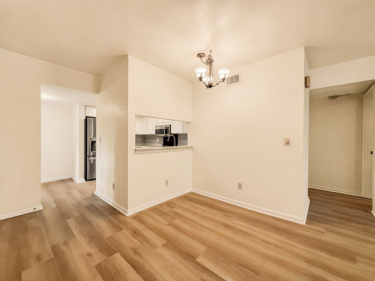 1701 Courtyard Way - Photo 7 of 32