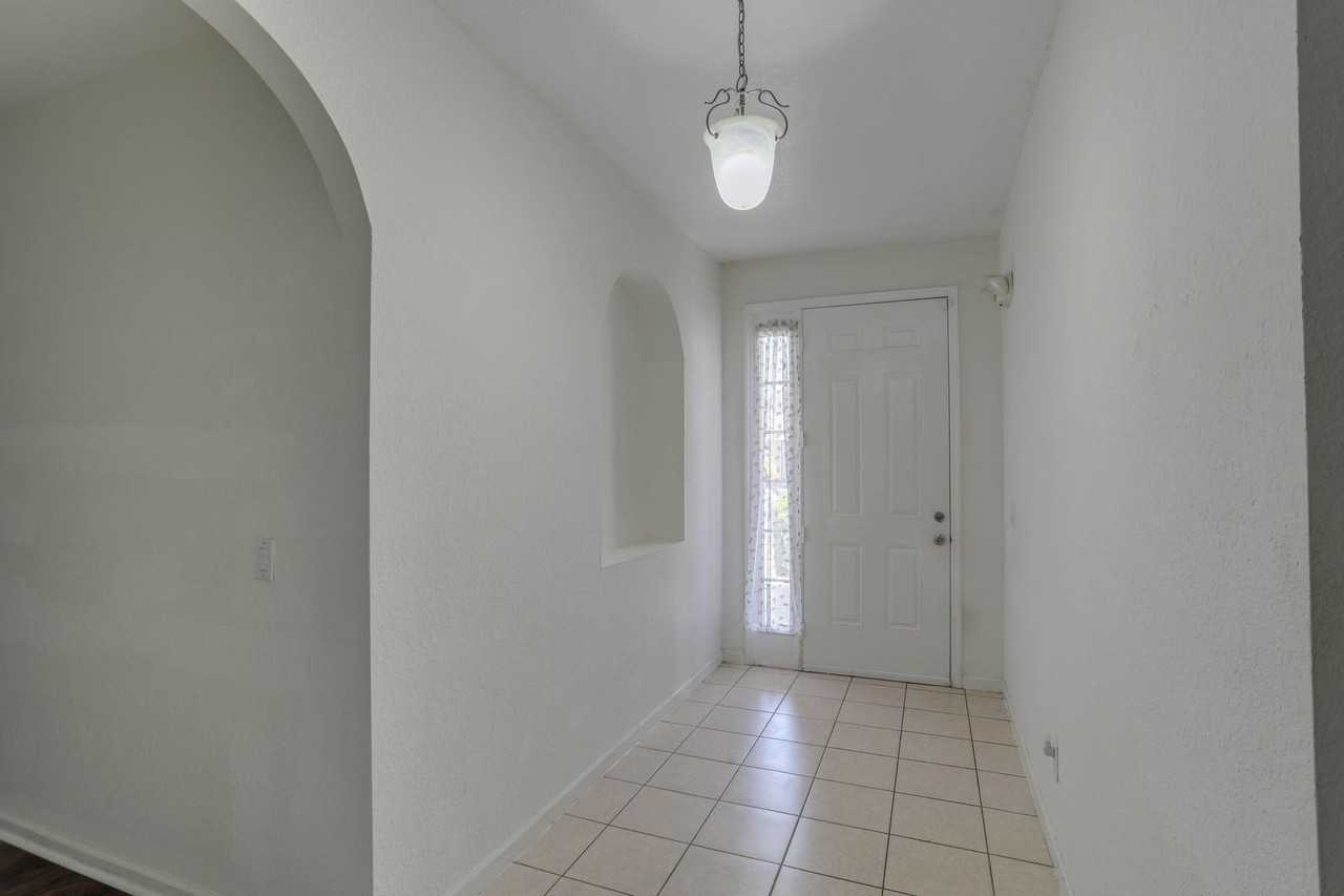 4977 Pall Mall St W - Photo 4 of 29