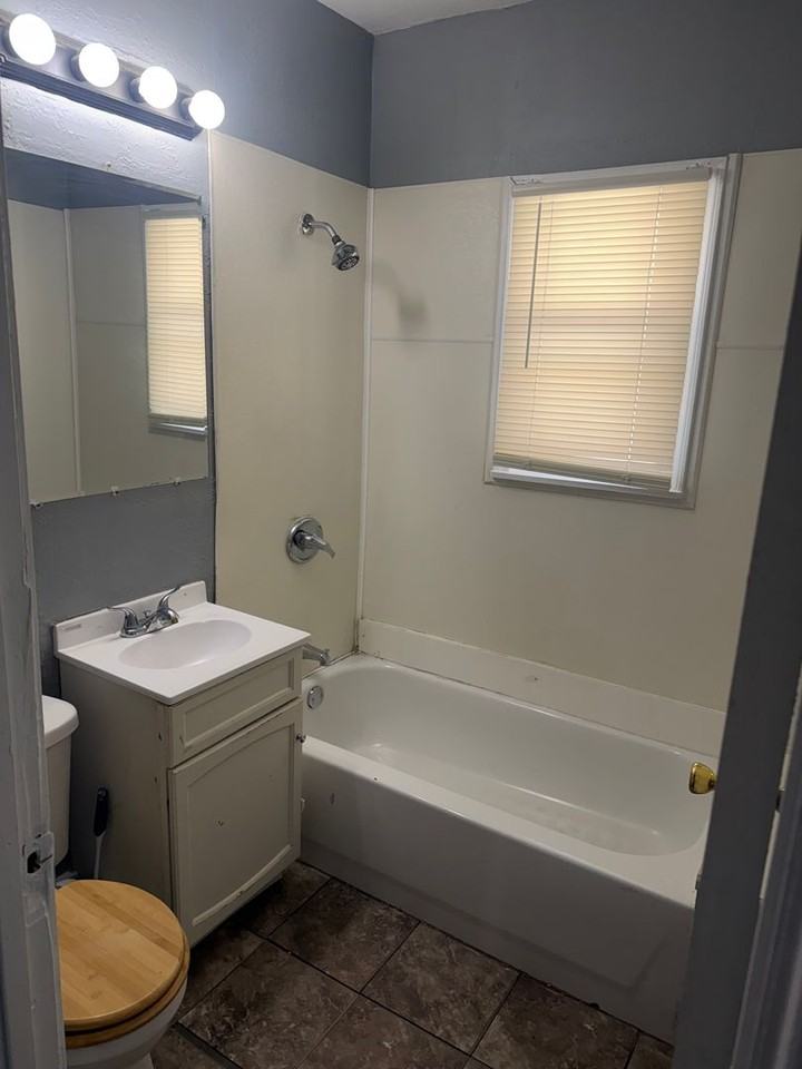 3433 N Palmer St - Photo 2 of 9