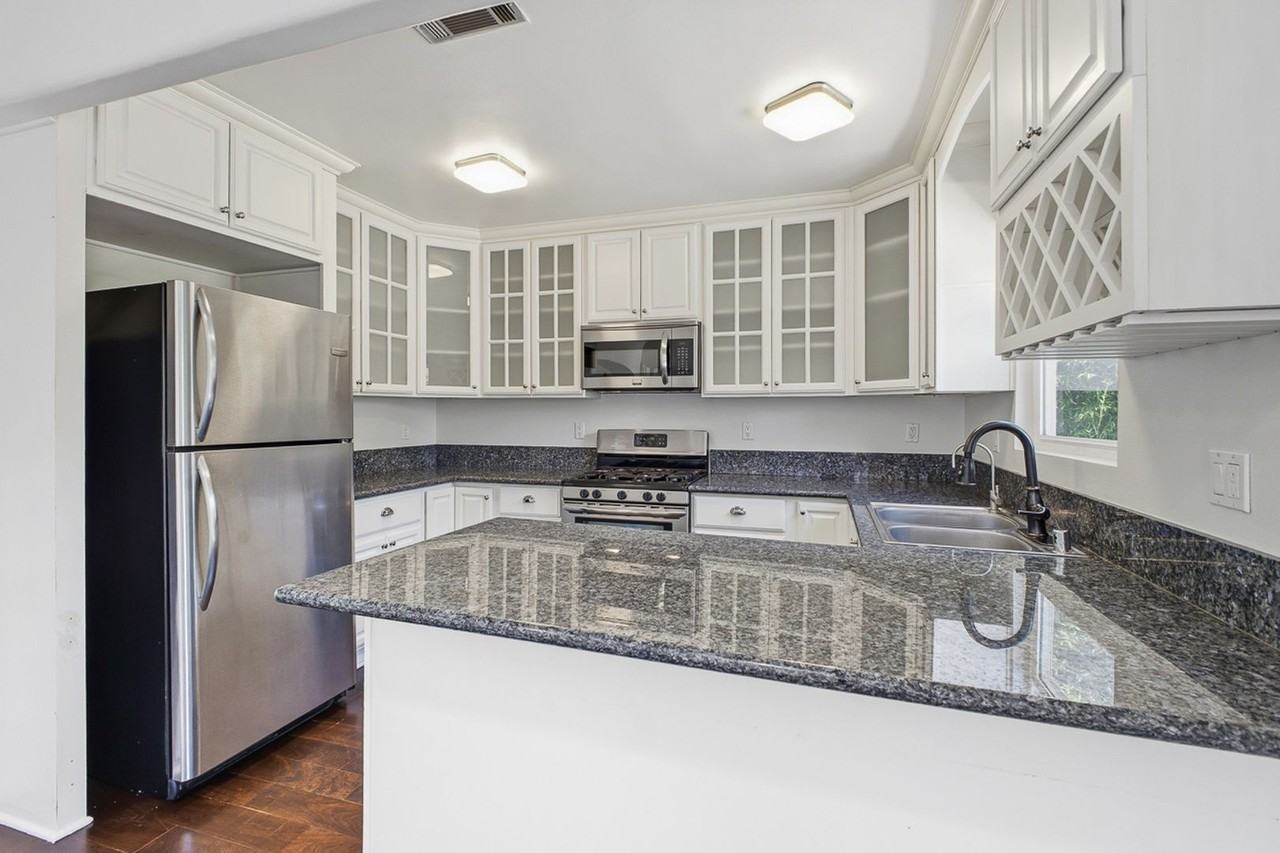 585 W Calaveras St - Photo 6 of 17