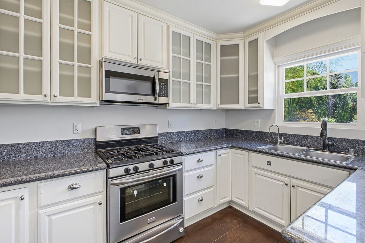 585 W Calaveras St - Photo 7 of 17