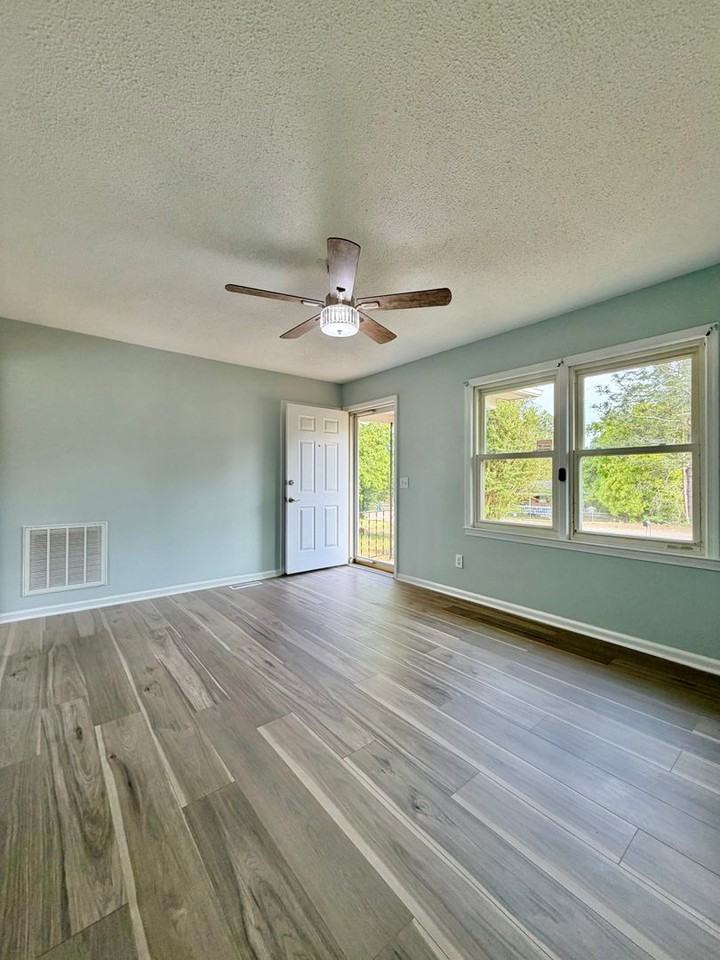 100 Brown Ln - Photo 2 of 10