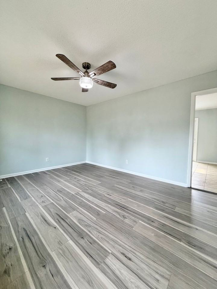 100 Brown Ln - Photo 3 of 10