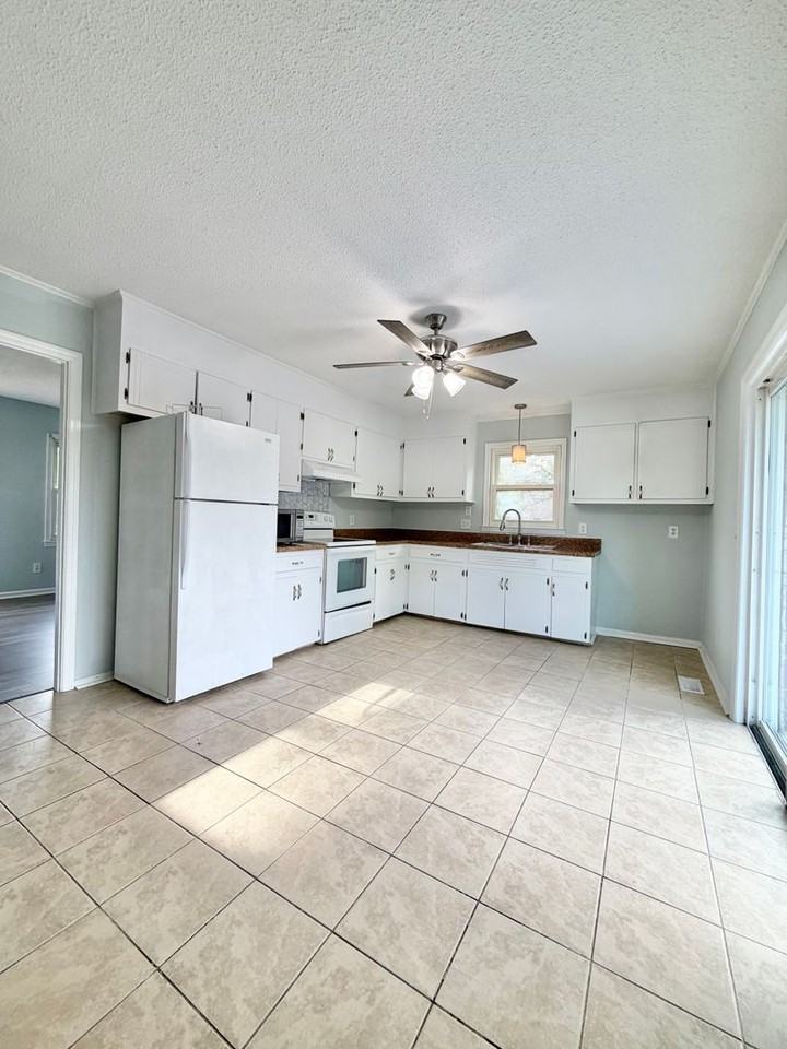 100 Brown Ln - Photo 4 of 10