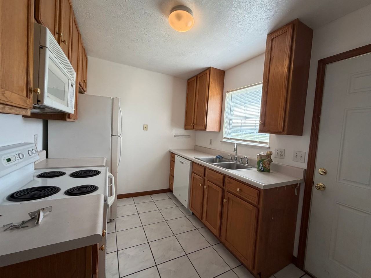 176 Jennifer Ct - Photo 3 of 5