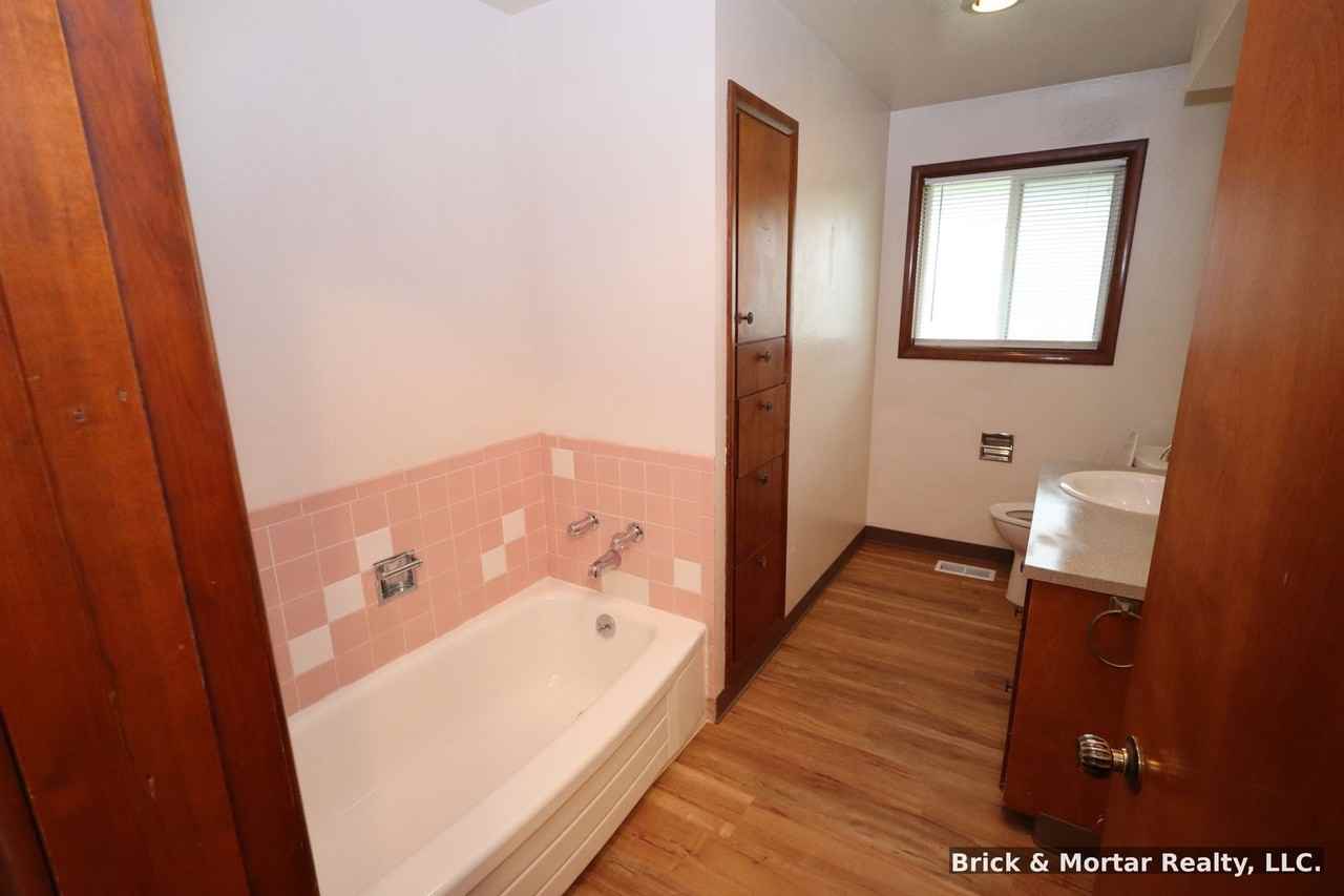 1240 Western Ave - Photo 4 of 20