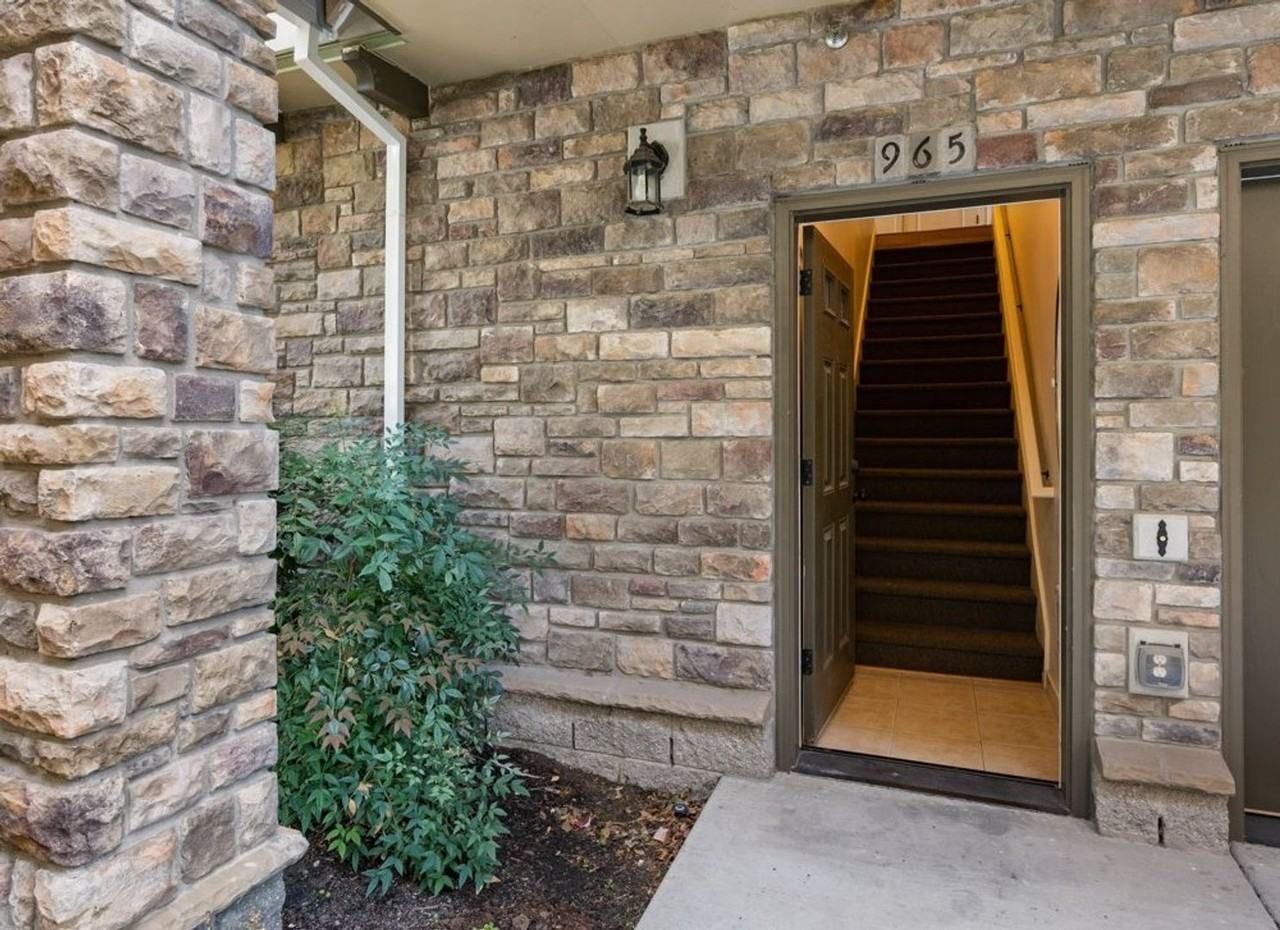 965 Ne Wheelock Pl - Photo 2 of 2