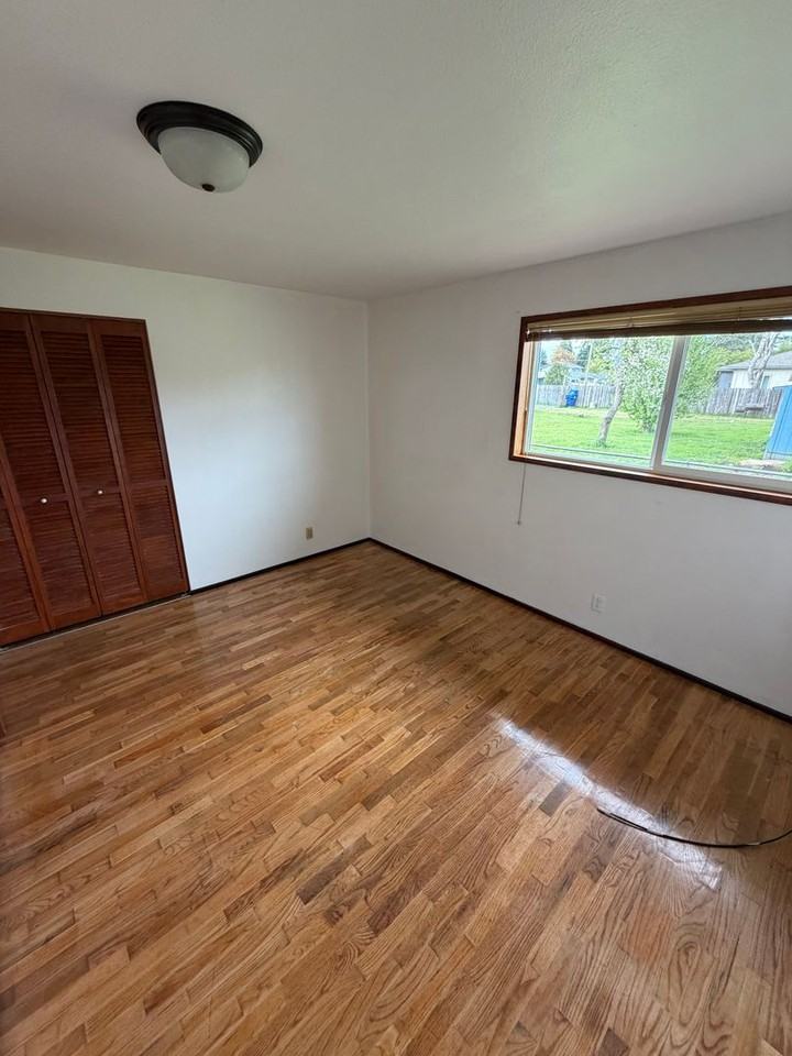 1135 Laurel Ave - Photo 5 of 9