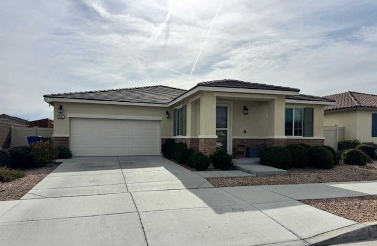 45064 Moccasin Pl - Photo 2 of 3