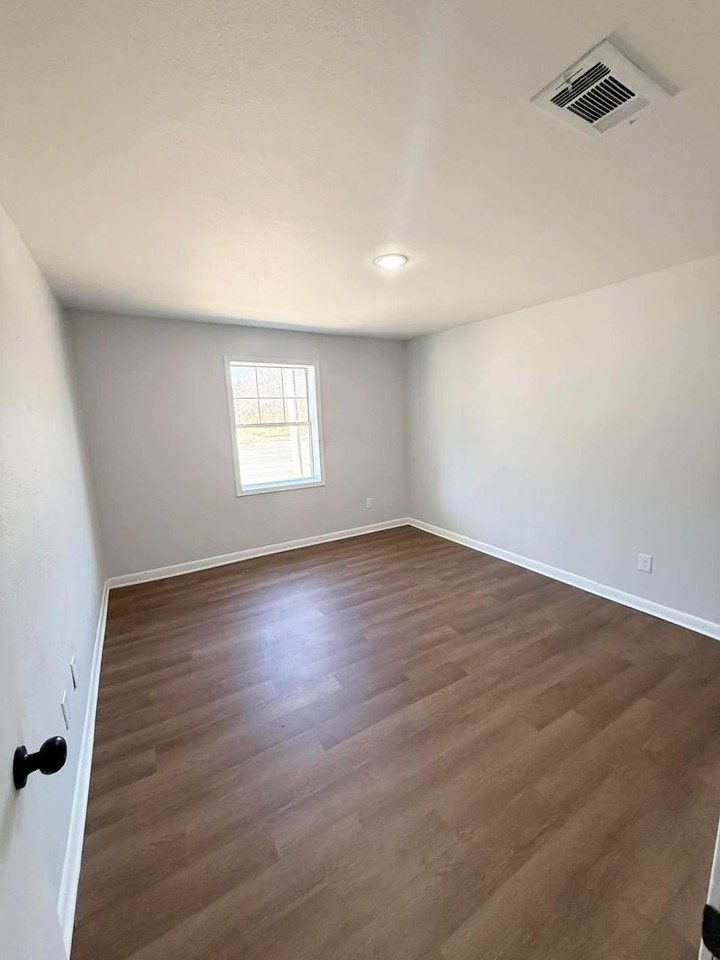 530 N Main St - Photo 5 of 6