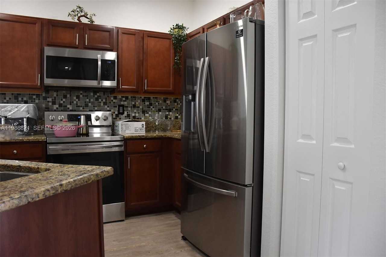 11364 Southwest 233rd Street - Photo 2 of 18