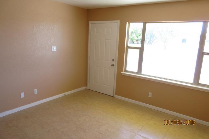 1012 Georgetown Rd - Photo 4 of 18