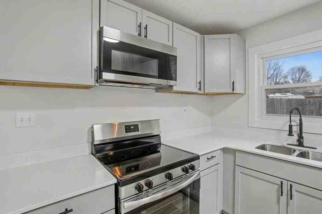 5713 Mayville Dr - Photo 2 of 33