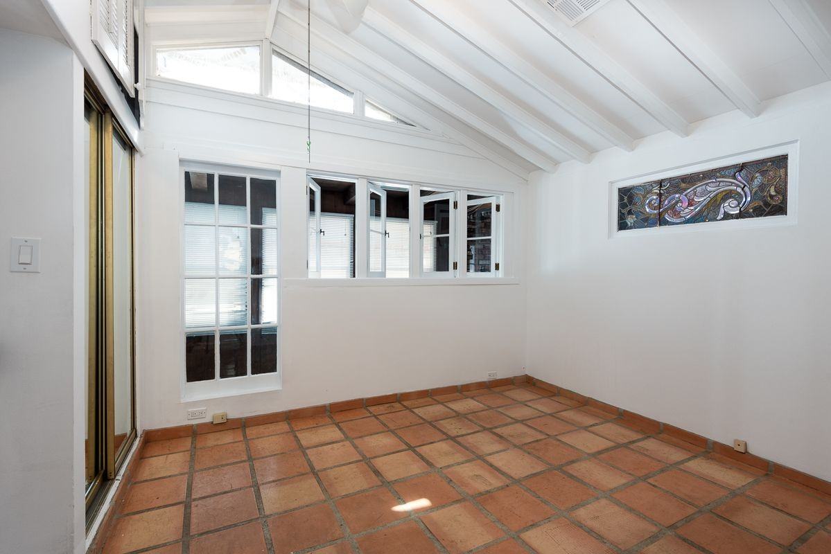14842 Morrison St - Photo 3 of 31