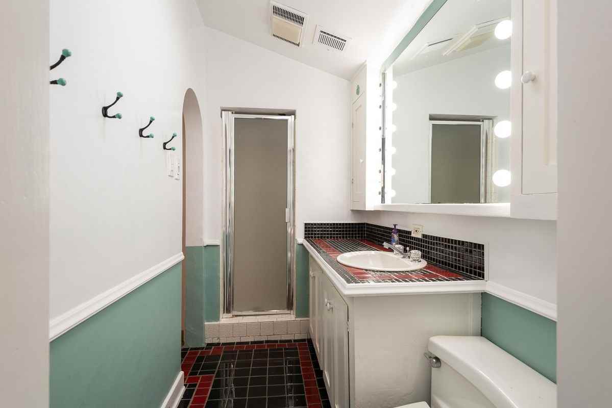 14842 Morrison St - Photo 6 of 31