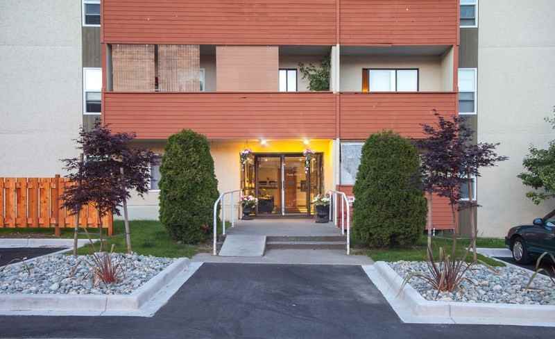 Country Club Manor - Photo 5 of 5