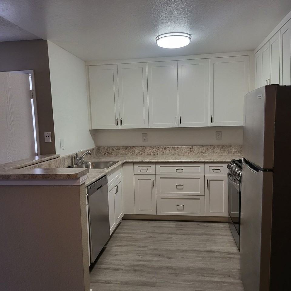 652 Moss St - Photo 2 of 19