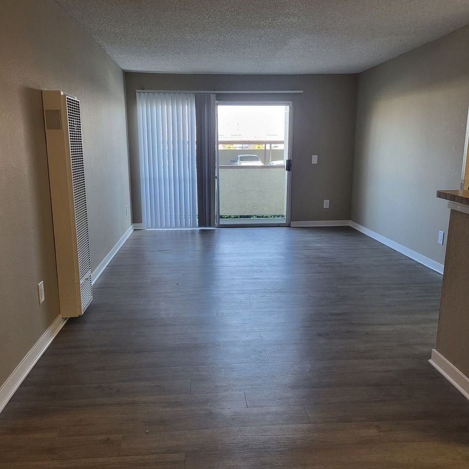 652 Moss St - Photo 4 of 19