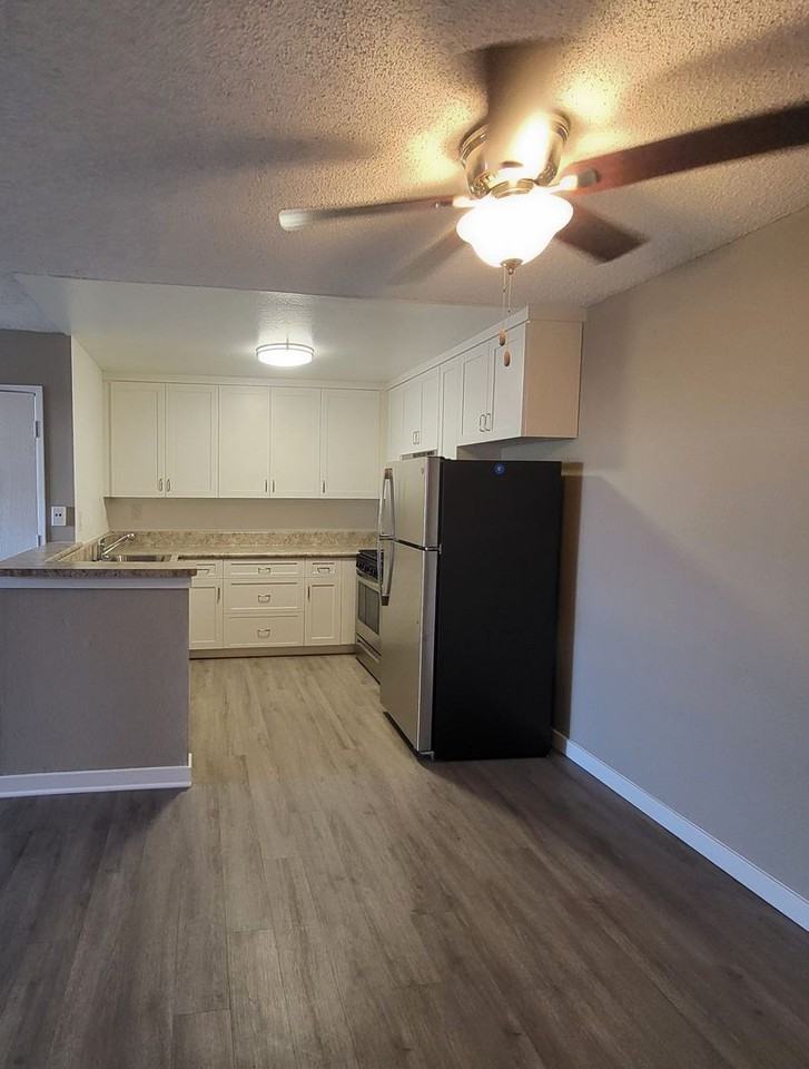 652 Moss St - Photo 5 of 19