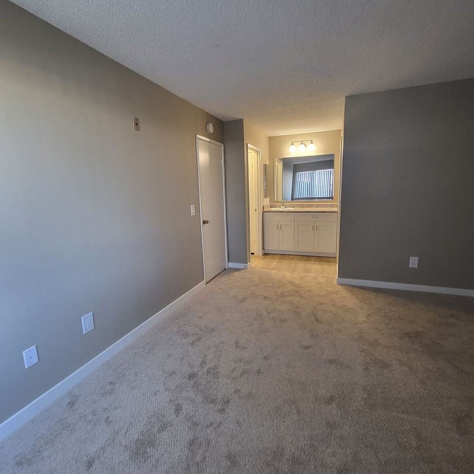652 Moss St - Photo 7 of 19