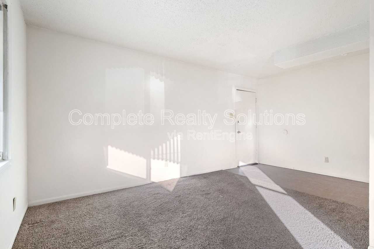 337 Mount Everest Dr - Photo 5 of 30