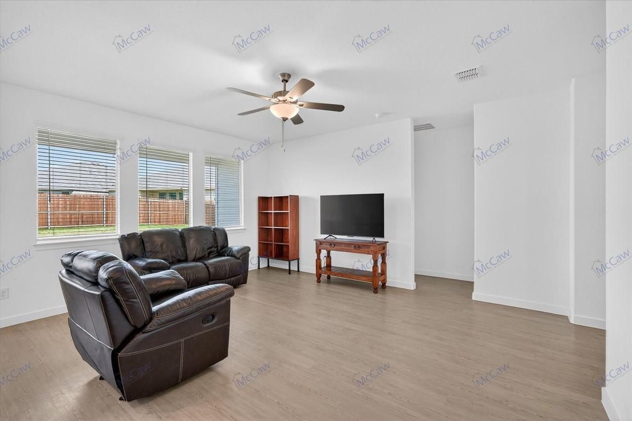 1306 Eclipse Ln - Photo 3 of 19