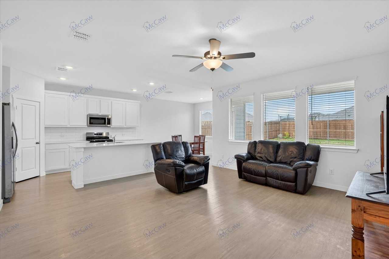 1306 Eclipse Ln - Photo 4 of 19