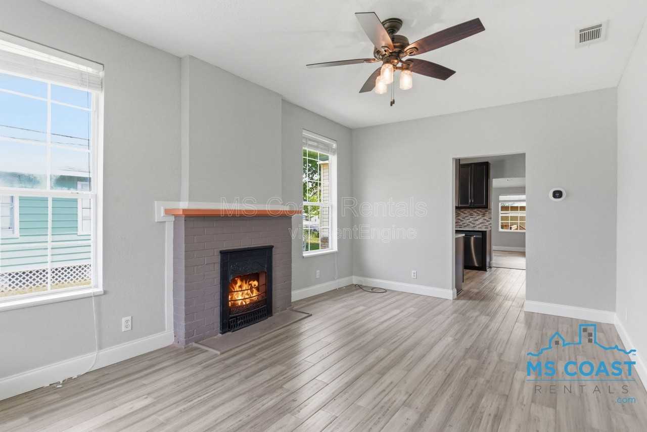 4319 Lewis St - Photo 4 of 25