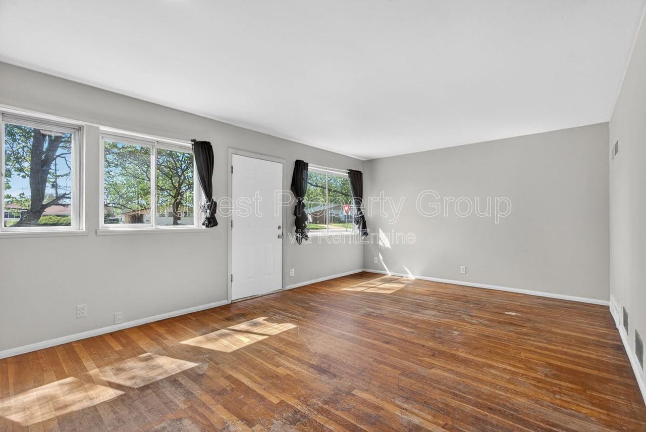 743 Shepley Dr - Photo 2 of 21