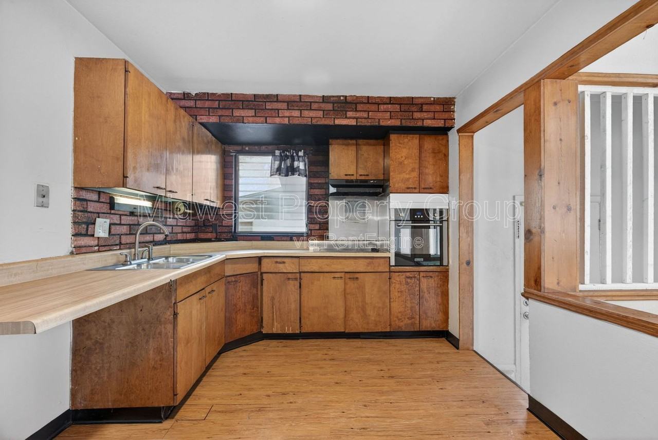 743 Shepley Dr - Photo 4 of 21