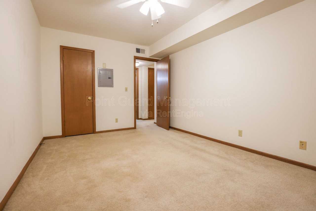 5828 Erskine St #5828-5 - Photo 6 of 16