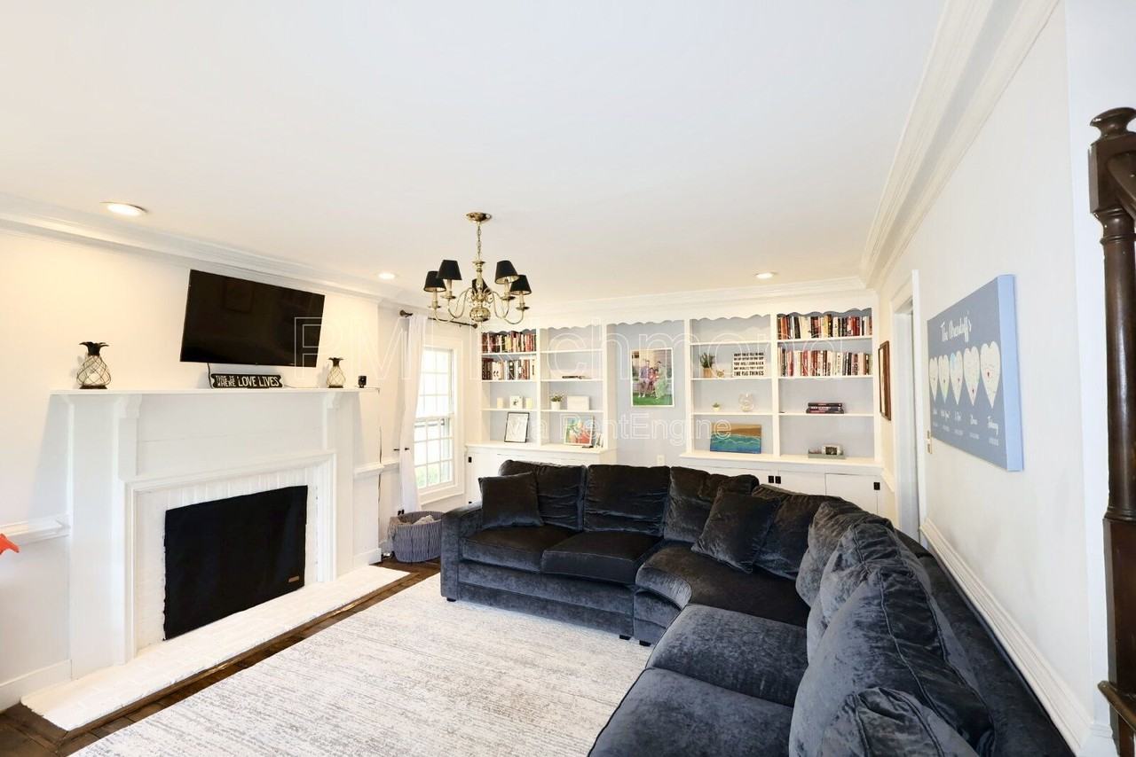 10502 Crowncrest Ct - Photo 7 of 41