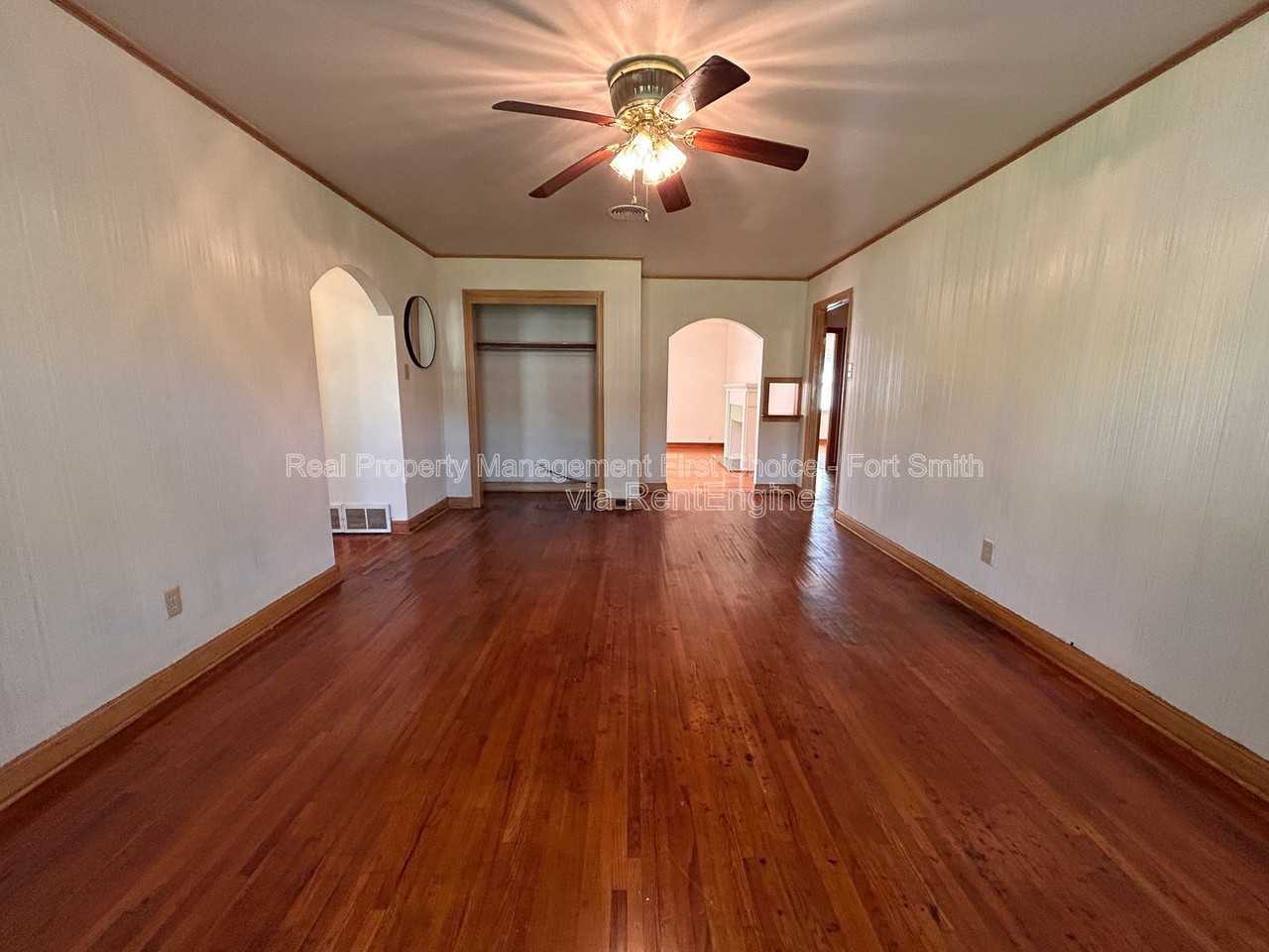 1306 S 41st St - Photo 5 of 38