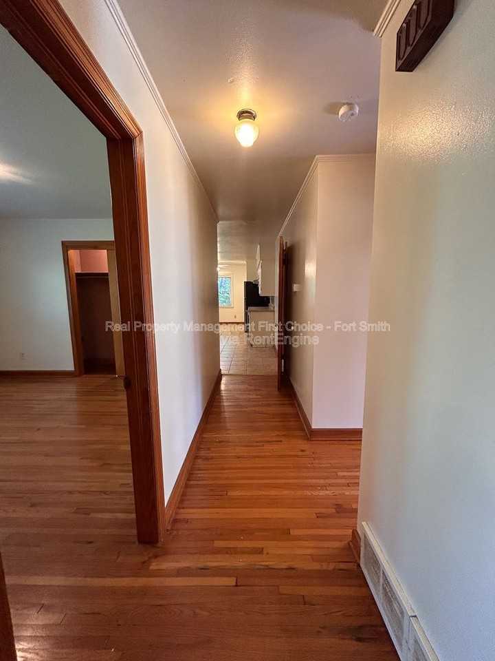1306 S 41st St - Photo 6 of 38