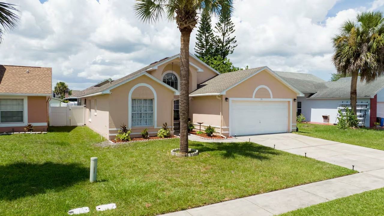 751 Country Woods Cir - Photo 3 of 39