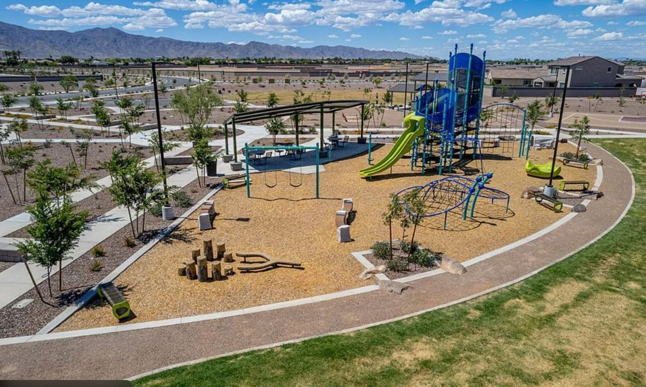 17615 W San Juan Ave - Photo 4 of 25