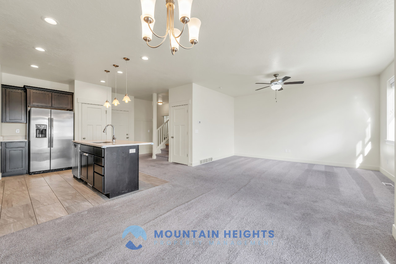 607 E Sawback Ln - Photo 3 of 50