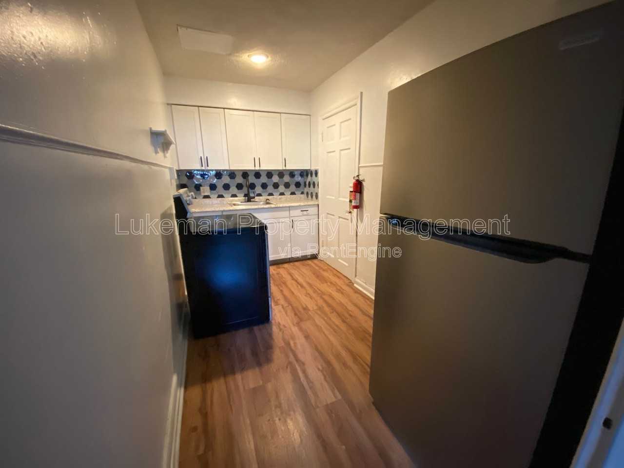 447 W Walnut St #13 - Photo 5 of 9