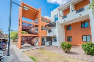 featured image of 1005 E 8th St #2007