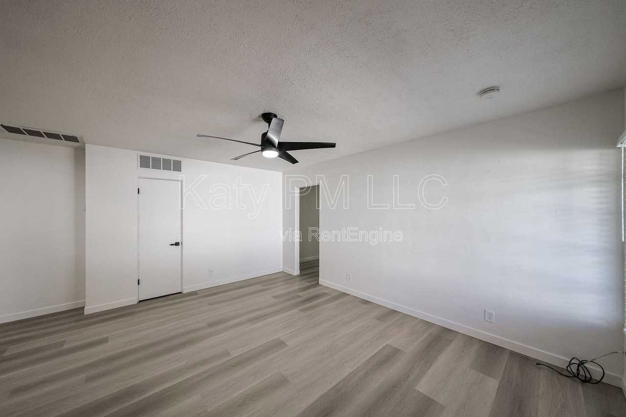 2945 N 19th Ave #67 - Photo 3 of 30