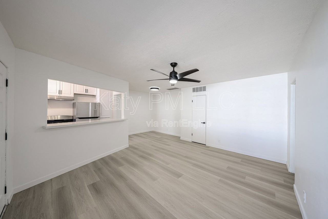 2945 N 19th Ave #67 - Photo 4 of 30