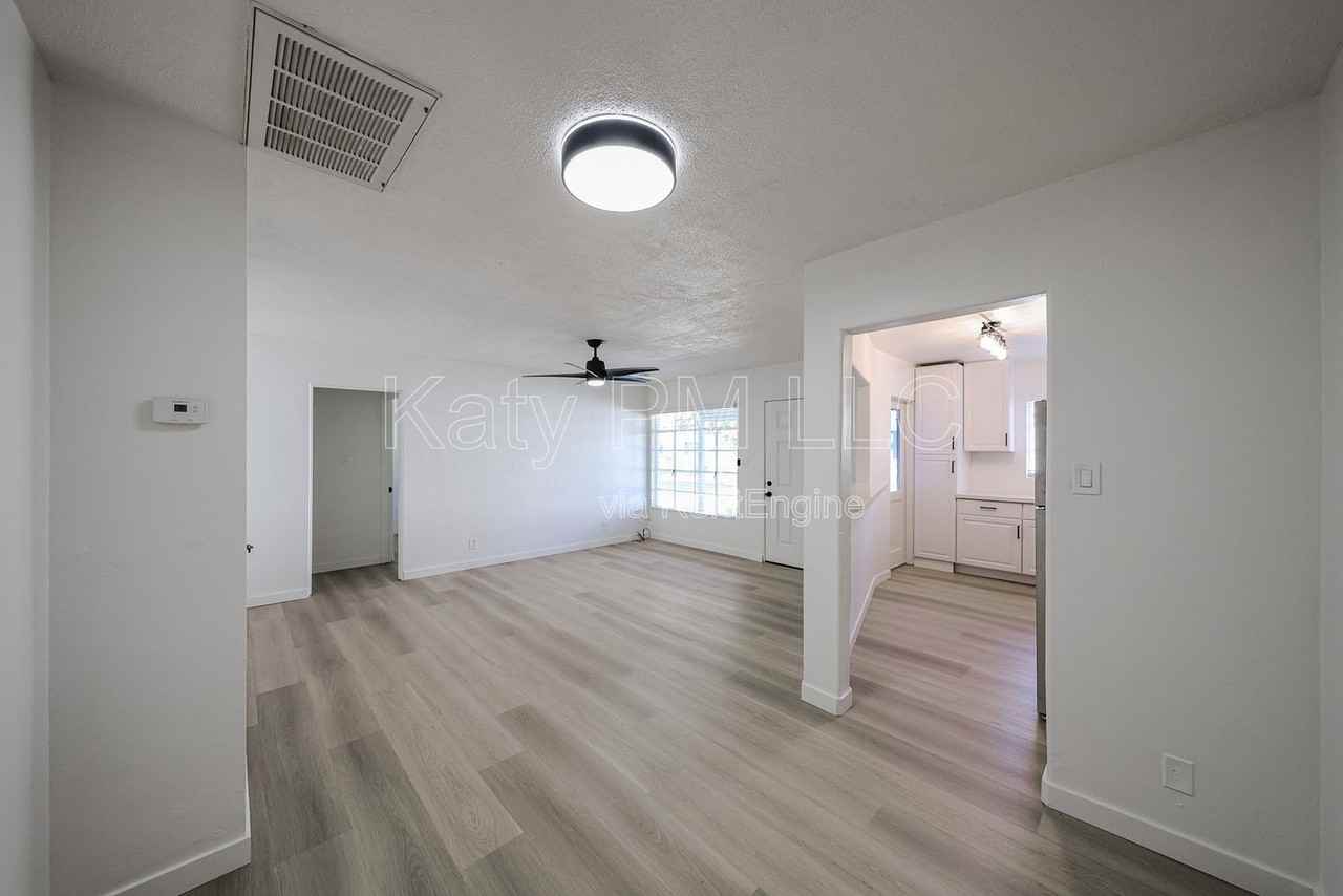 2945 N 19th Ave #67 - Photo 6 of 30