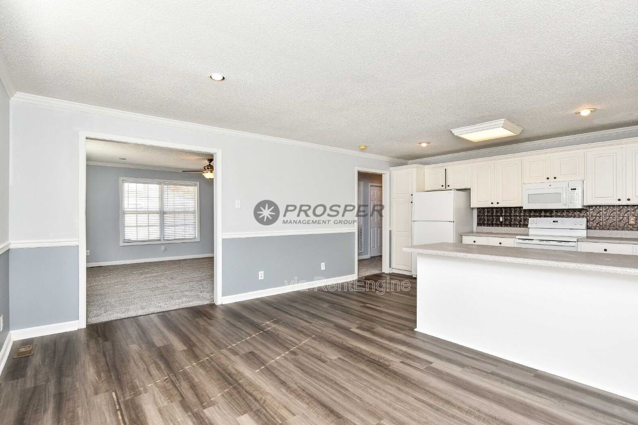 1082 Hampton Rd - Photo 5 of 38