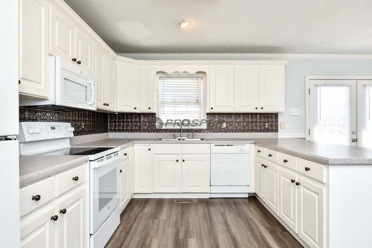 1082 Hampton Rd - Photo 7 of 38