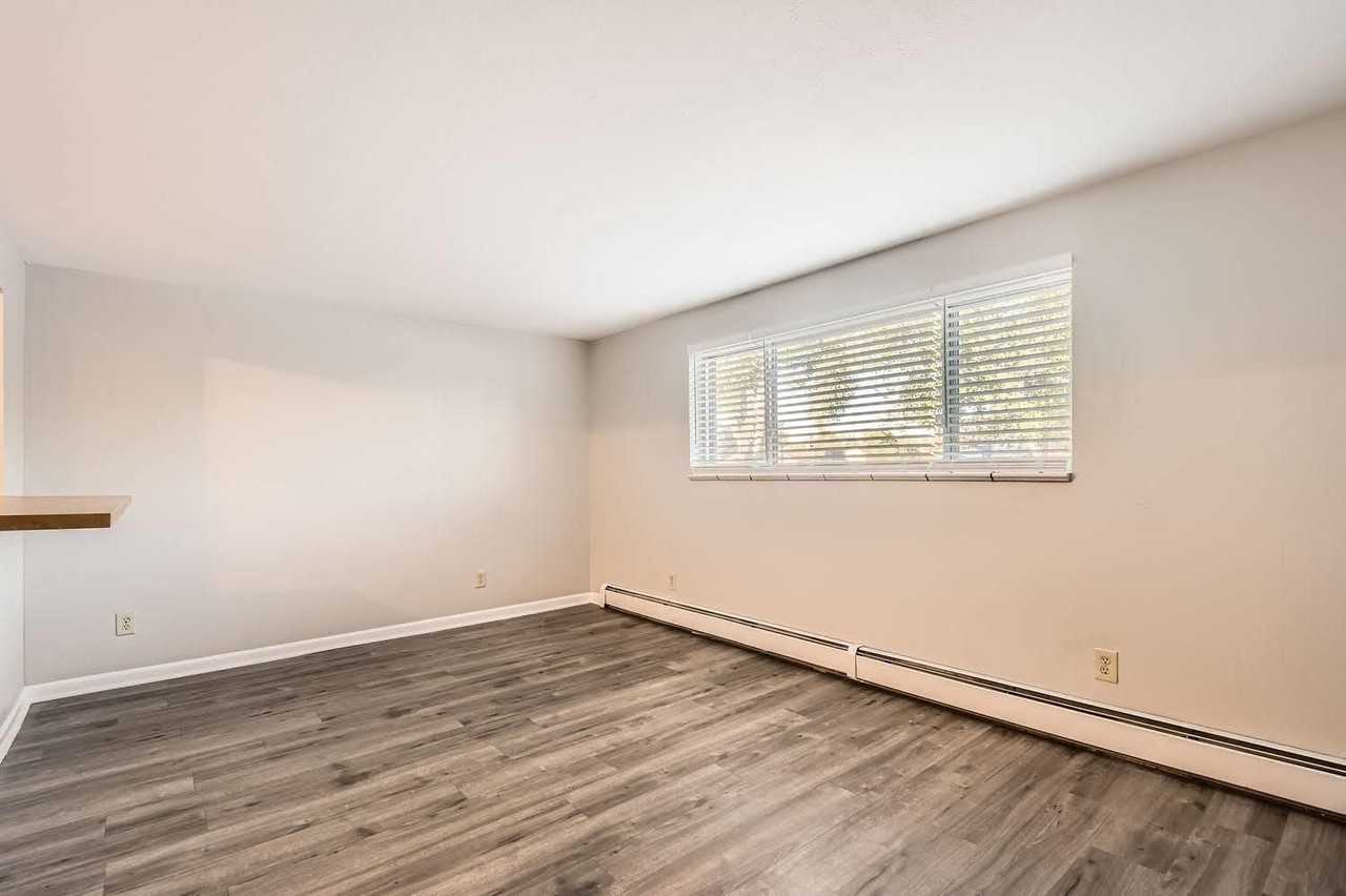 4725 S Acoma St - Photo 6 of 13