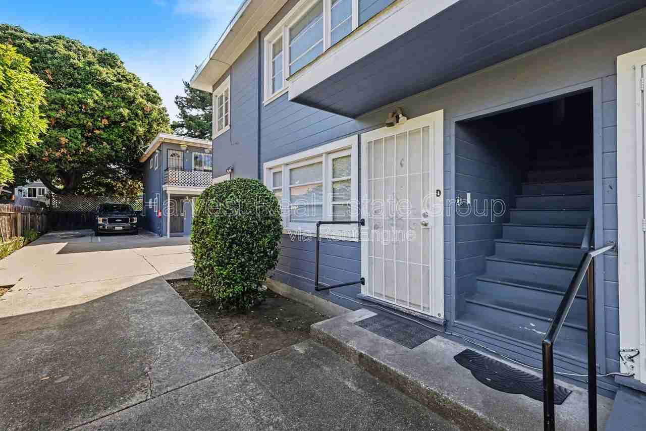 2233 9th St #D - Photo 3 of 12